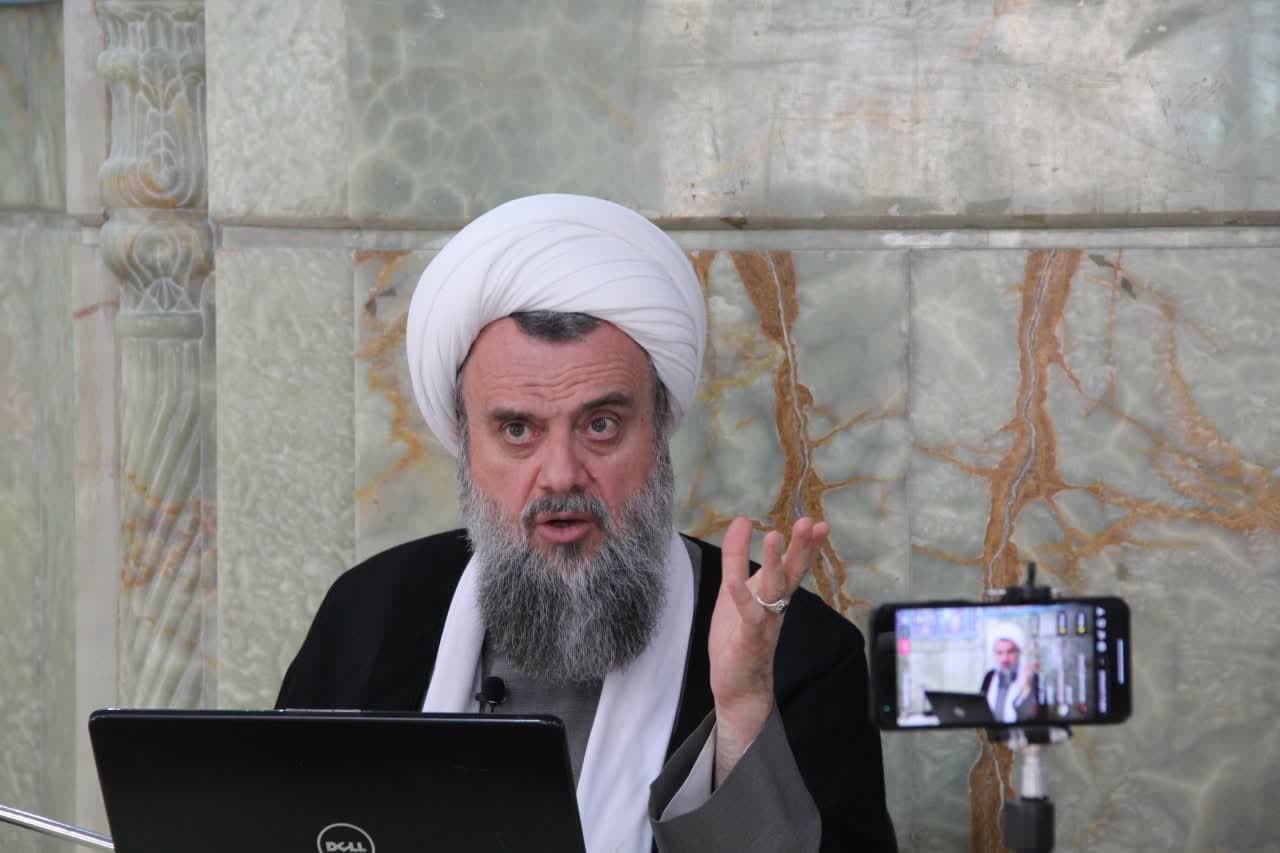 تصویر آیت‌الله مهدی هادوی تهرانی، استاد درس خارج حوزه علمیه، در حال تشریح اهداف برون‌مرزی مکتب سیاسی اسلام و مفهوم عرضه چهره عدالت‌گرای اسلام.