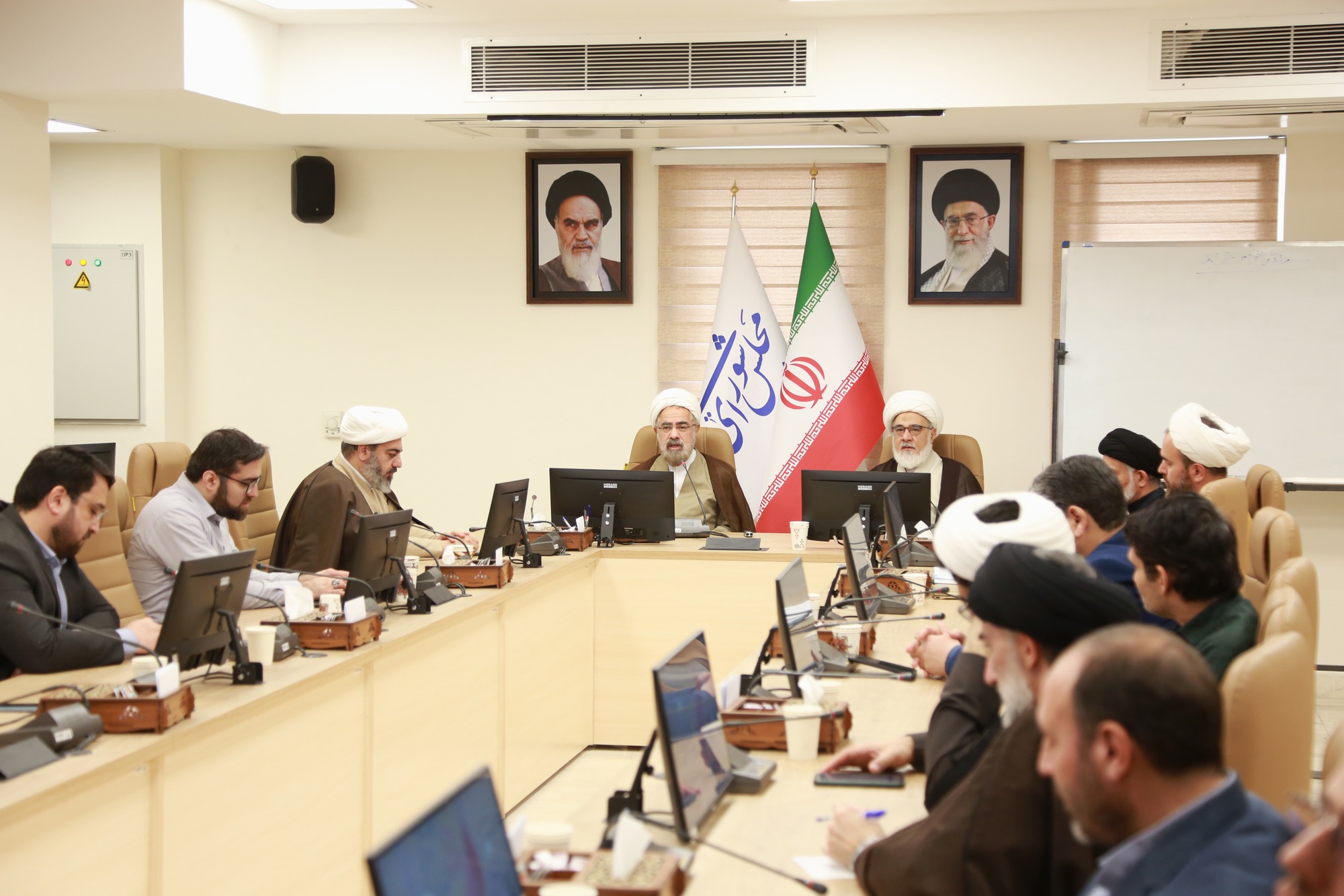 قوانین بر مدار فطرت و دین بایستگی تبعیت دارد / قانونگذاری اسلامی بدون انسان‌شناسی الهی کارآمد نیست