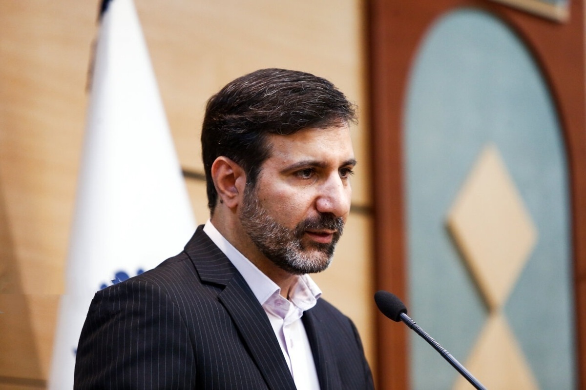 قانون اساسی در عین توجه به «حقوق ملت»، به جایگاه «دفاع از مستضعفین» توجه ویژه‌ای دارد