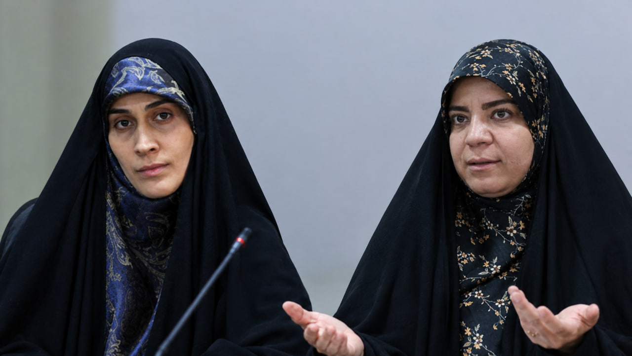 تکلیف‌محوری زن انقلابی / الگوی سوم زن چگونه میان خانواده و مسئولیت اجتماعی جمع می‌کند؟